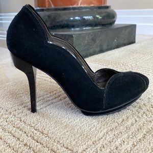BCBGMAXAZRIA black pump with unique toe box & heel
